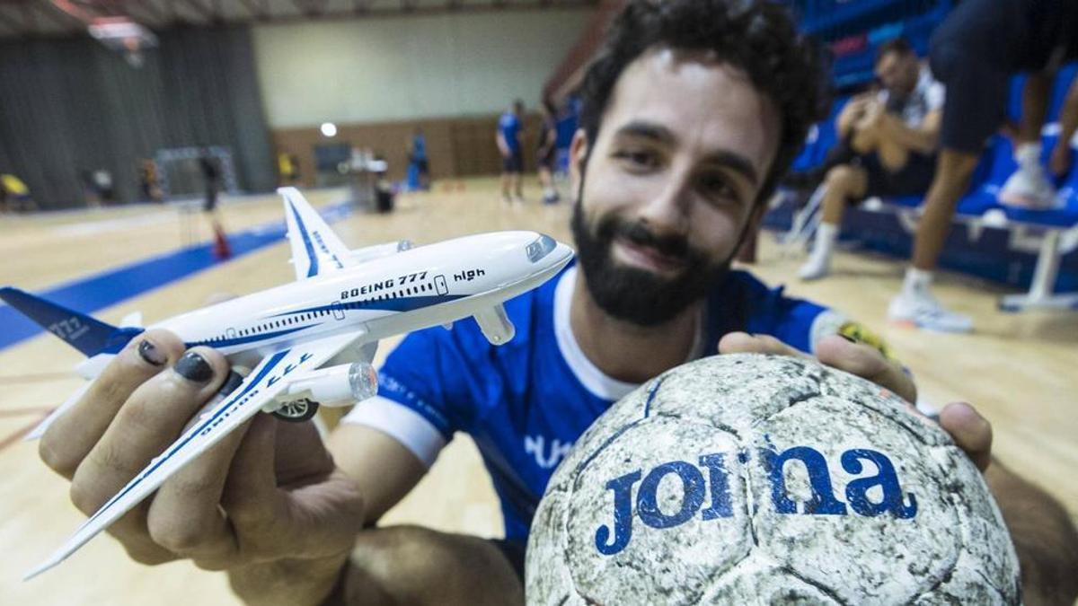 Óscar Camacho, jugador del Unión Financiera Base Oviedo, antes de un entrenamiento