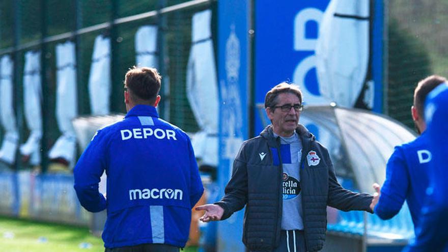 Fernando Vázquez da instrucciones a sus jugadores durante el entrenamiento de ayer en Abegondo.