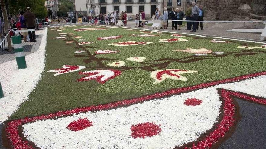 Una alfombra floral del Portal de Ribadavia. // J. regal