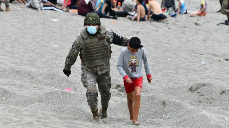 Algunos de los menores llegados a Ceuta desde Marruecos serán acogidos en Galicia.