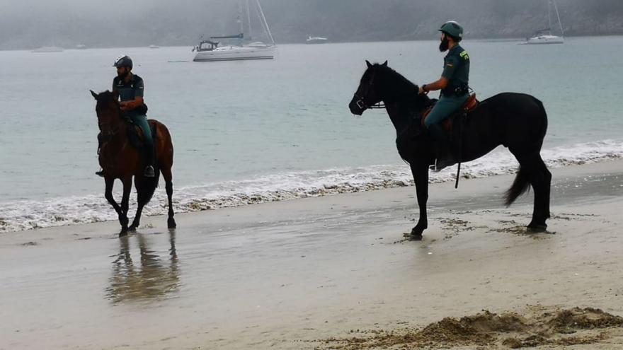 Escuadron a caballo de la Guardia Civil de Cangas por la playa de Barra.   | // GONZALO NÚÑEZ