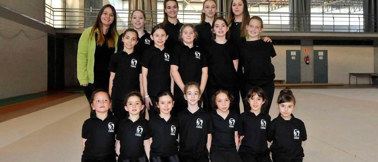 Las deportistas y entrenadoras del Rítmica Lena, antes de un entrenamiento.