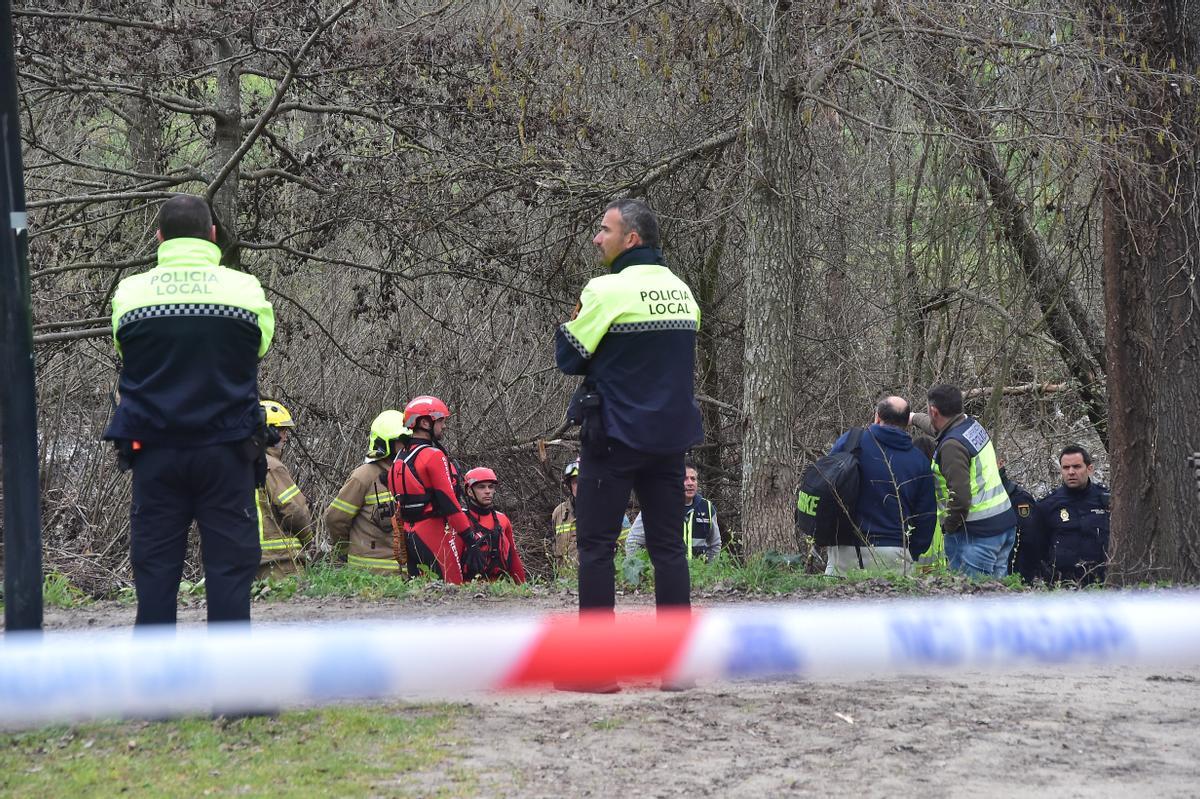 Agentes dentro de la zona acordonada donde ha aparecido un hombre ahogado en Plasencia.