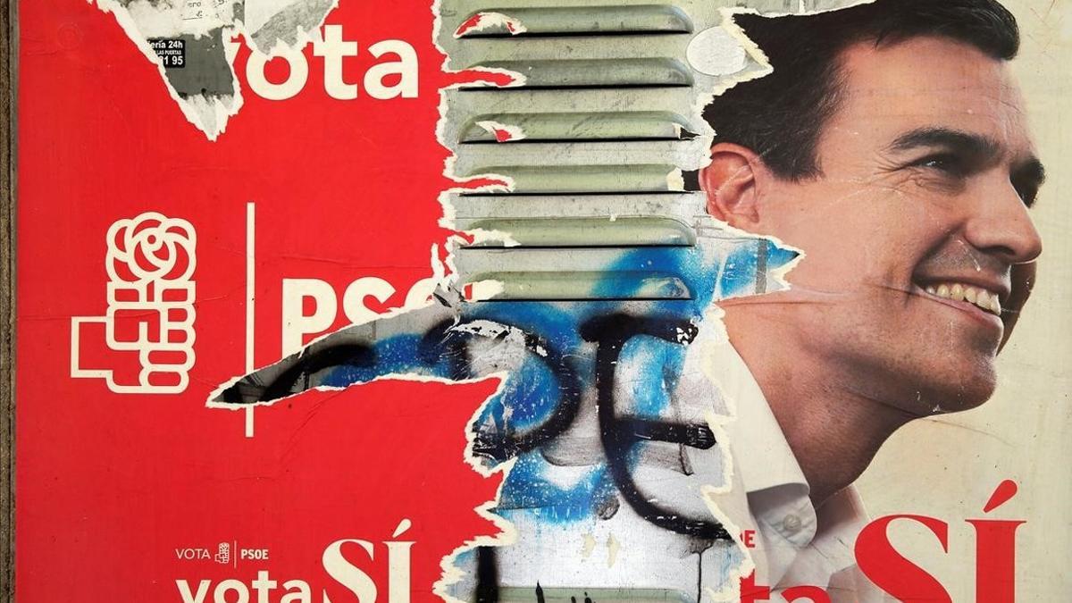 Uno de los carteles que los socialistas utilizaron en campaña electoral, ahora deteriorado, con la imagen de Pedro Sánchez.