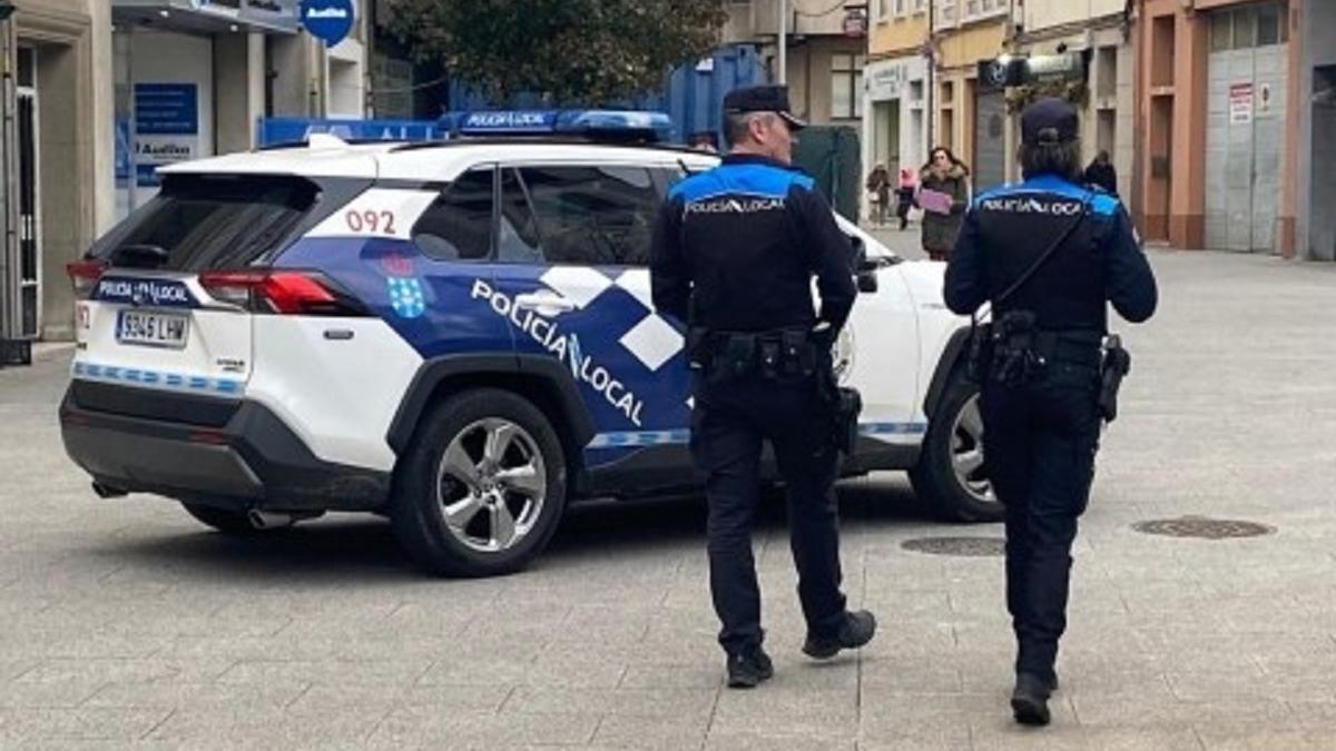 Agentes de la Policía Local de Lugo patrullan por la ciudad