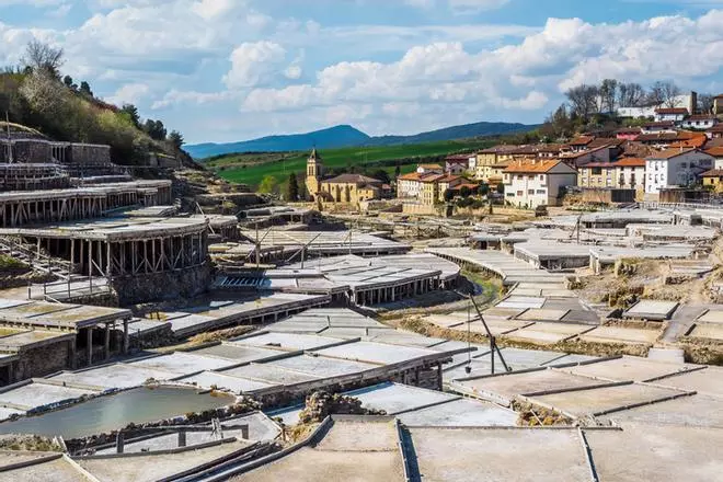 El pueblo de Álava con la salina en activo más antigua del mundo