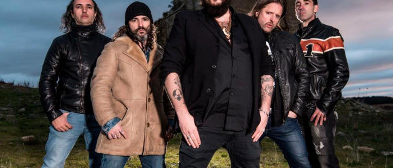 César Ramallo, Eduardo Beaumont &#039;el Piñas&#039;, Kutxi Romero, Alén Ayendi y David Díaz &#039;Kolibrí&#039;, en la imagen promocional del disco &#039;El Azogue&#039;, séptimo álbum de estudio de Marea.