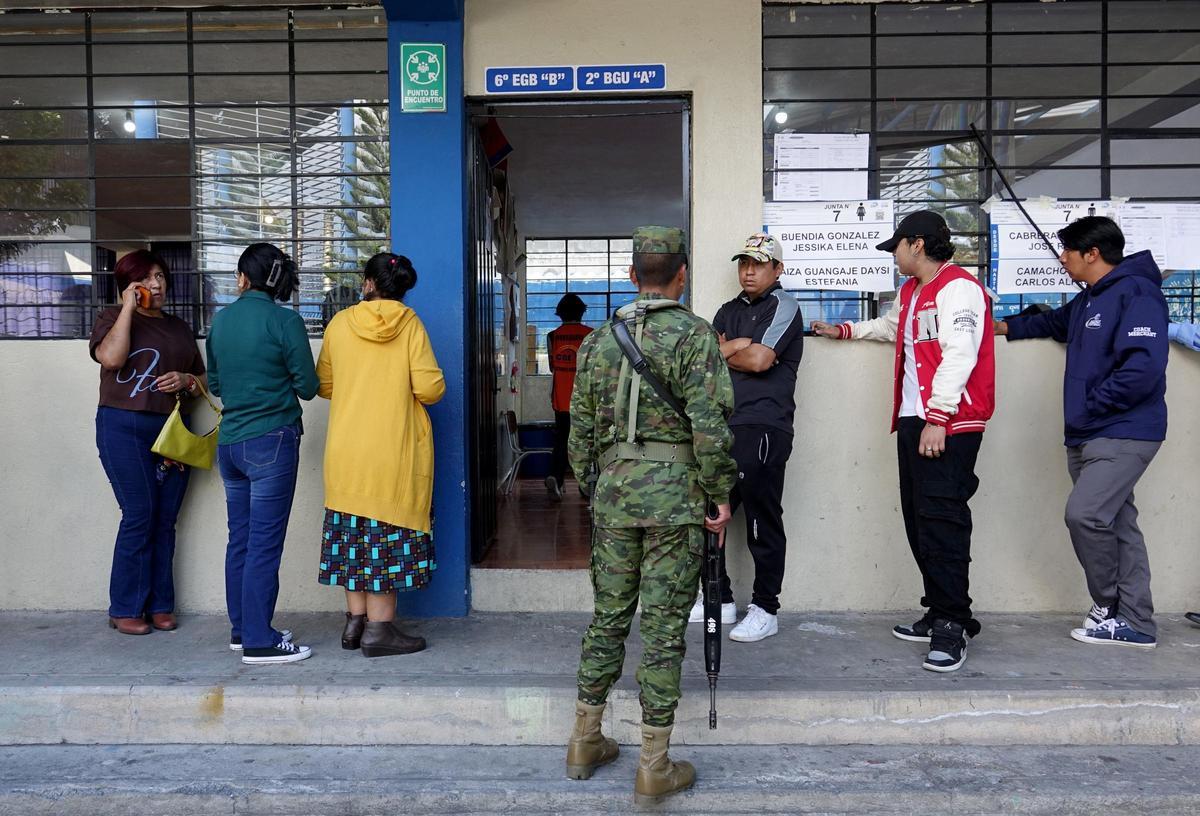 Los votantes hacen fila para emitir su voto en Quito, Ecuador, el 9 de febrero de 2025. Los ecuatorianos acudieron a las urnas el domingo para elegir un presidente, un vicepresidente, 151 miembros de la Asamblea Nacional y cinco miembros del Parlamento Andino para un mandato de cuatro años.