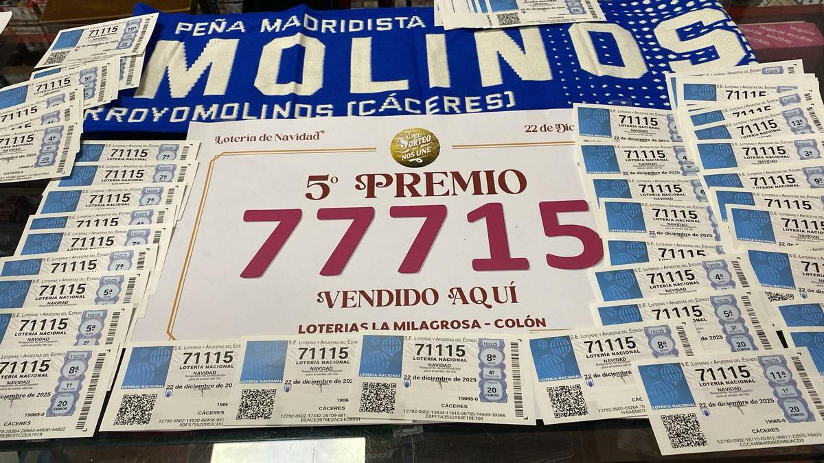 Los 150 décimos rodean el quinto premio que ha tocado en el estanco Colón.