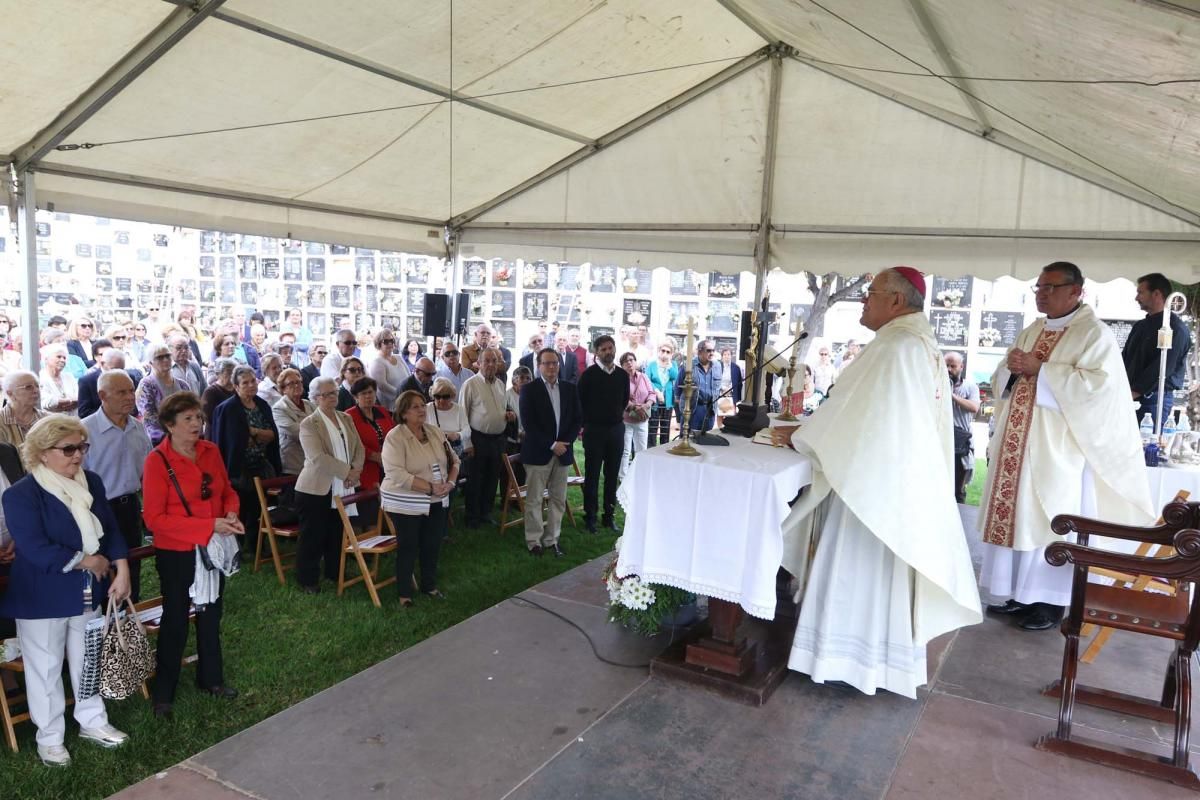 Los cordobeses acuden a los cementerios en la festividad de Todos los Santos