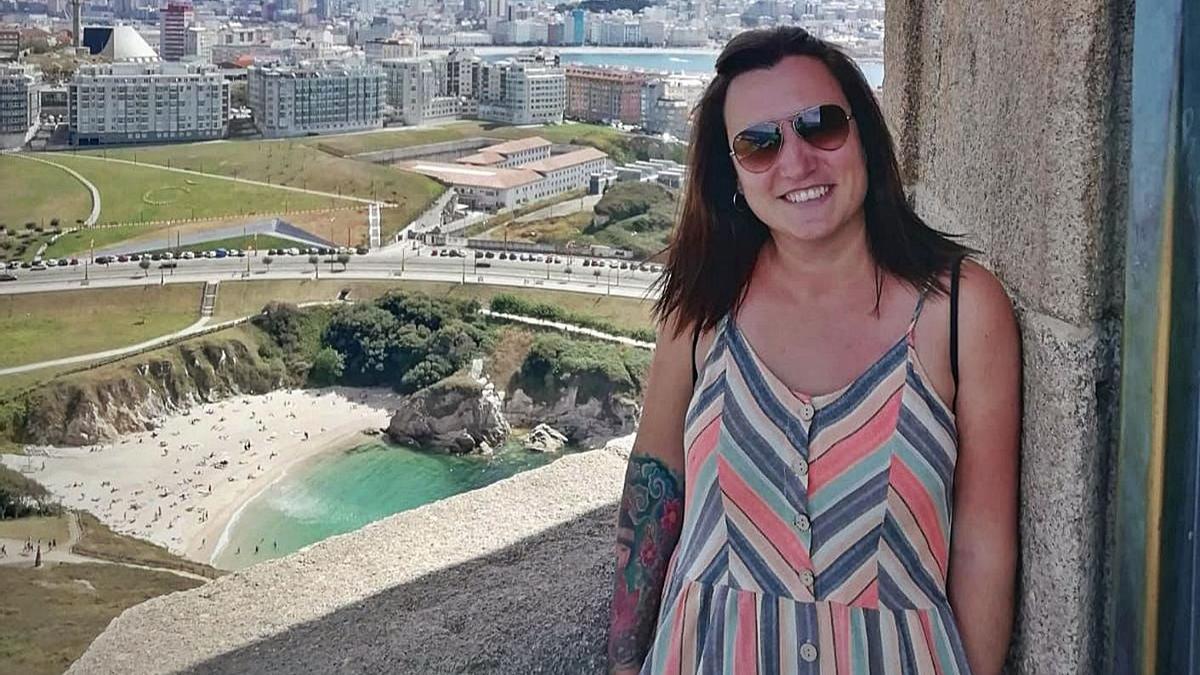 Iria Saavedra, trasplantada bipulmonar, posa sonriente en la Torre de Hércules. 