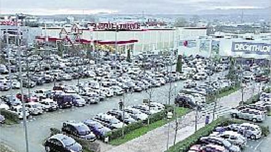 Tres superfícies comercials situades en un polígon de Girona.