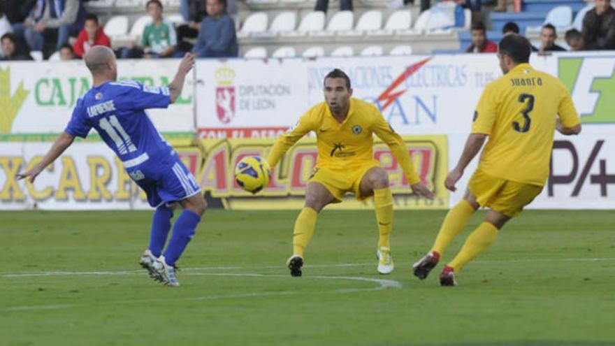 Un momento del partido del Hércules contra la Ponferradina