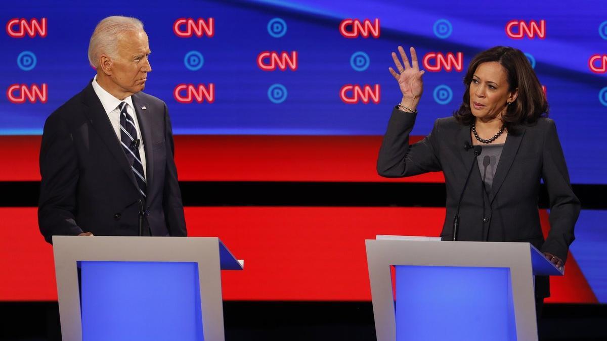 Joe Biden y Kamala Harris, durante el debate demócrata de este miércoles en Detroit.