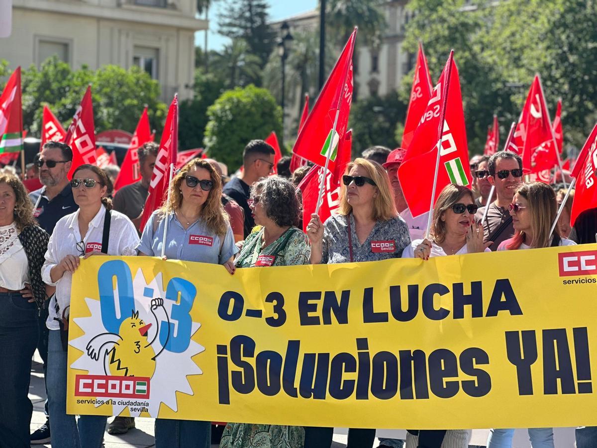 Trabajadoras de escuelas infantiles reivindican sus derechos laborales en la manifestación del Día del Trabajador en Sevilla.