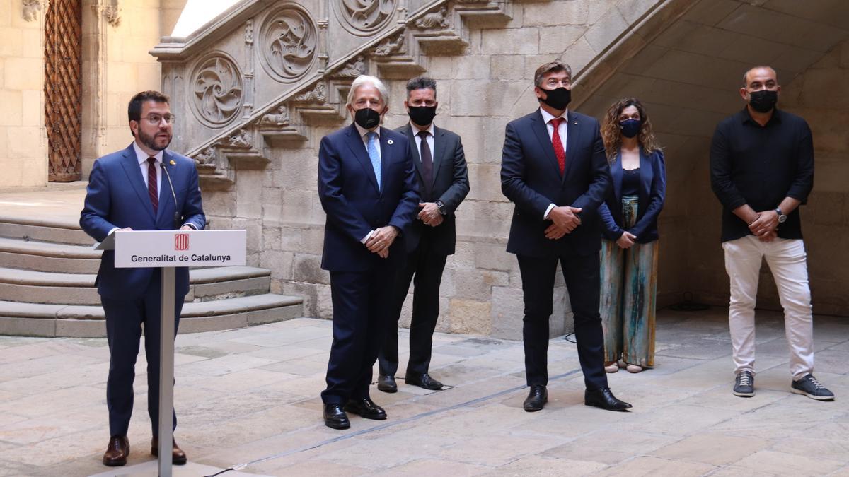 Pere Aragonès y los representantes de CCOO, UGT, Pimec y Foment.