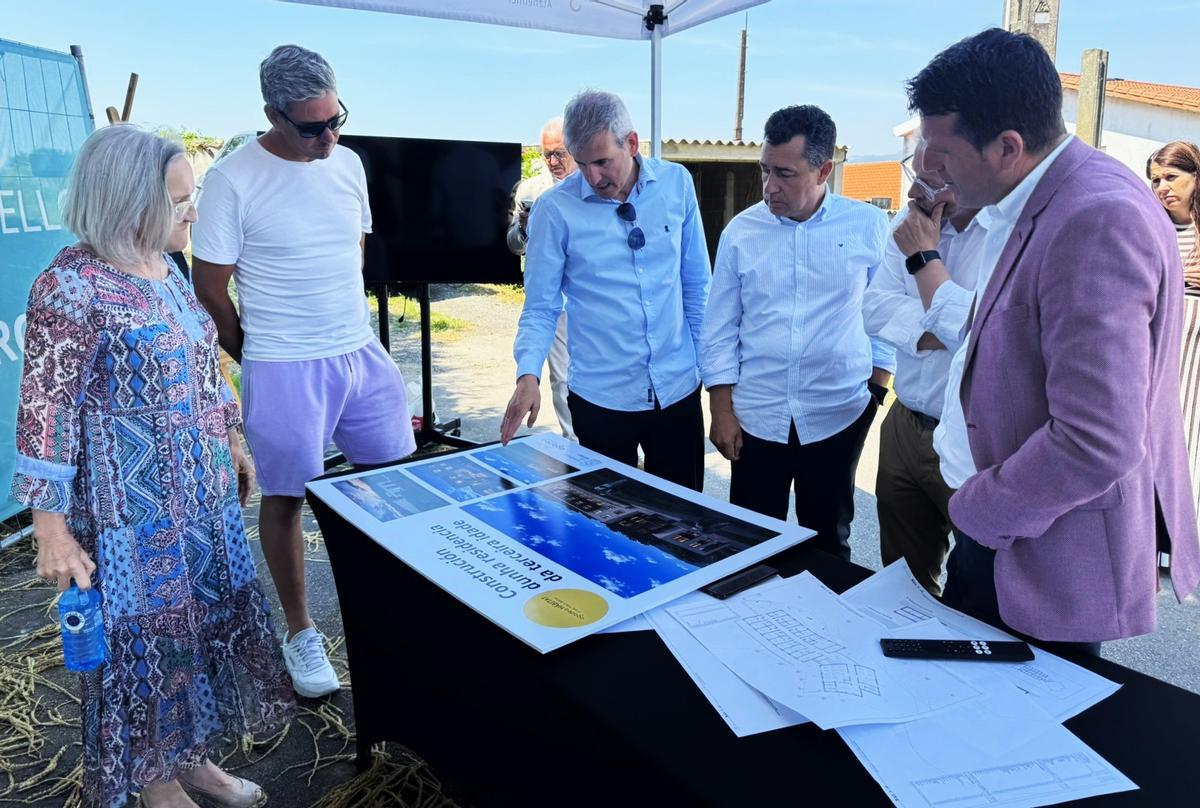 A presidenta de Agadea, esquerda, e o alcalde, á dereita, na presentación do proxecto.