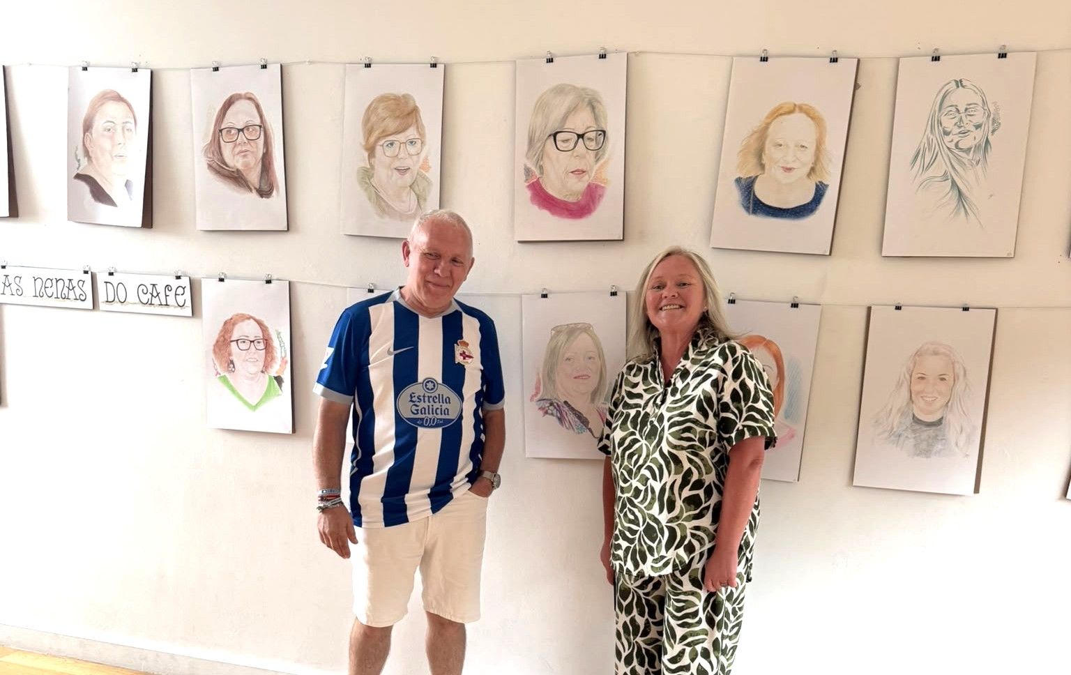 Xosé Pérez 'Pose' e Begoña Tajes diante dalgúns dos retratos no Museo Man.