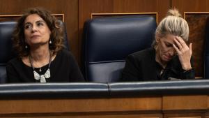 Las vicepresidentas primera, María Jesús Montero, y segunda, Yolanda Díaz, en el Congreso de los Diputados.