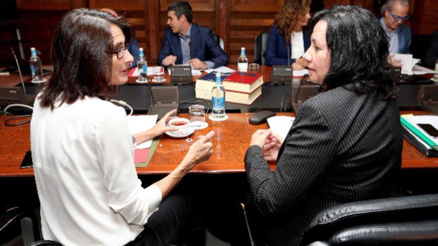 La consejera de Educación, Soledad Monzón (dcha.), junto a la de Turismo, Teresa Lorenzo, ayer en el Consejo de Gobierno.