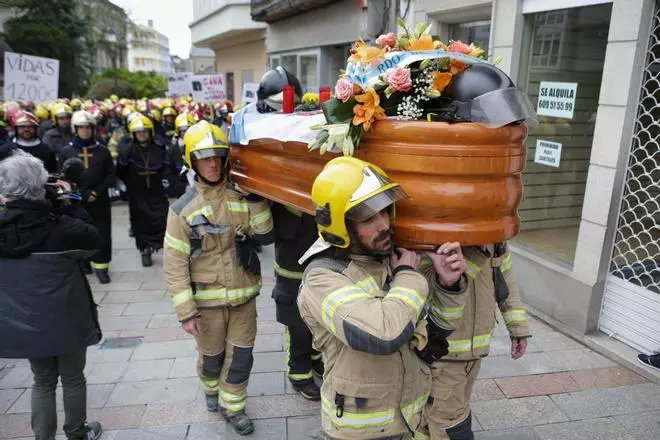 Los bomberos escenifican la muerte del servicio y la administración replica que sus peticiones son inviables