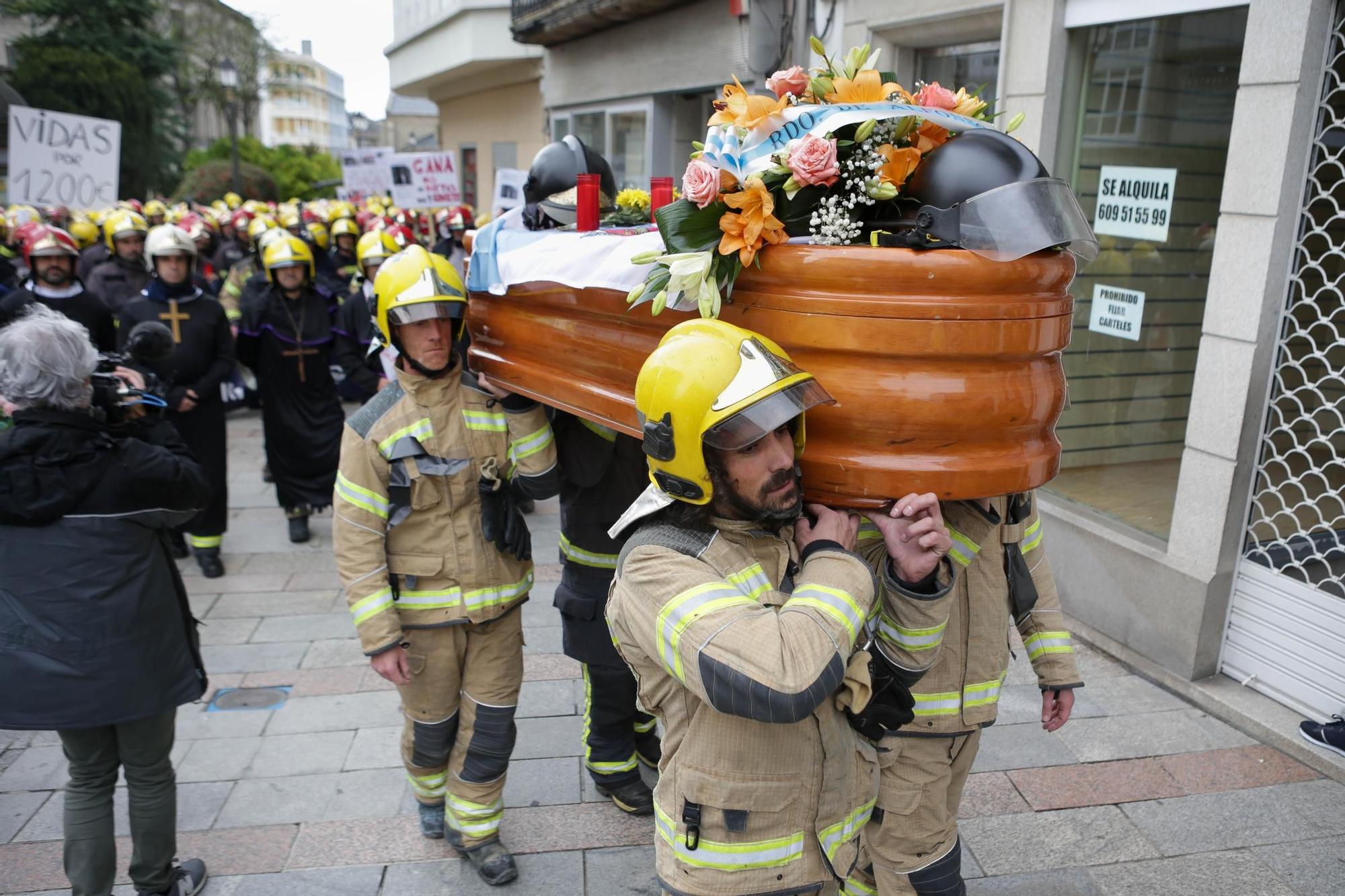 La protesta de los bomberos comarcales en Lugo