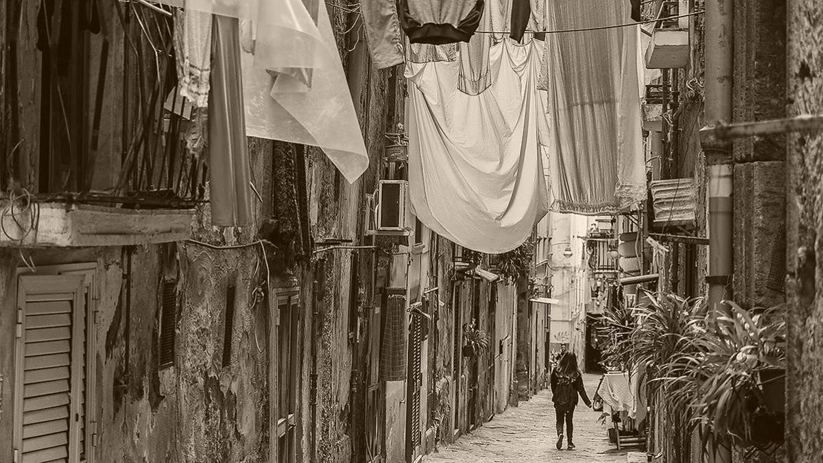 La calle Spaccanapoli, de Nápoles, escenario de muchas de las novelas de Elena Ferrante.