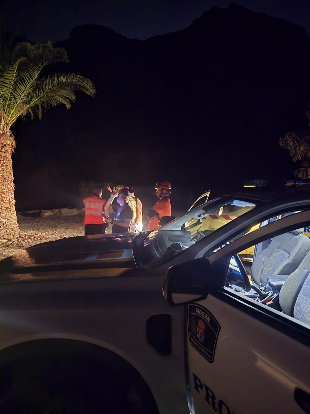 Imagen de los rescatistas durante las labores de búsqueda de madrugada.