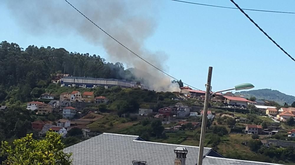 Llamas y humo del incendio de Beade. // C. G. / L. B. / S. P. / M. R.