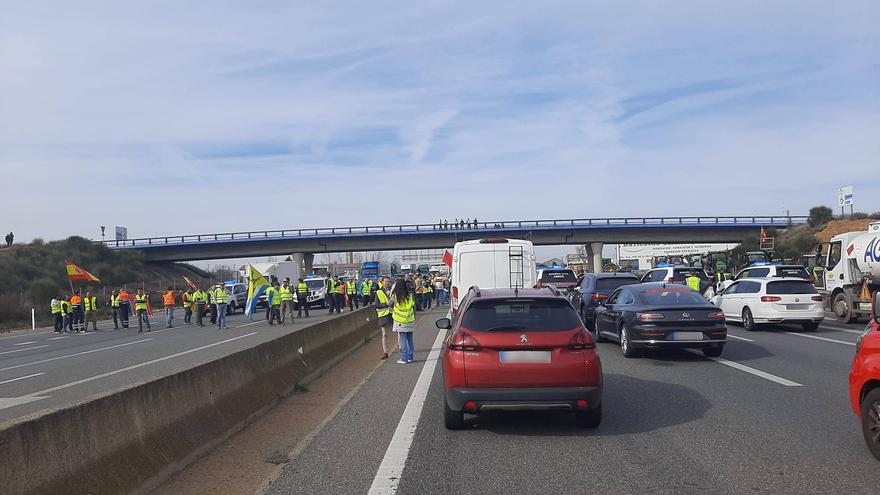 Un protesta de agricultores bloquea temporalmente la A-6 hacia y desde Galicia