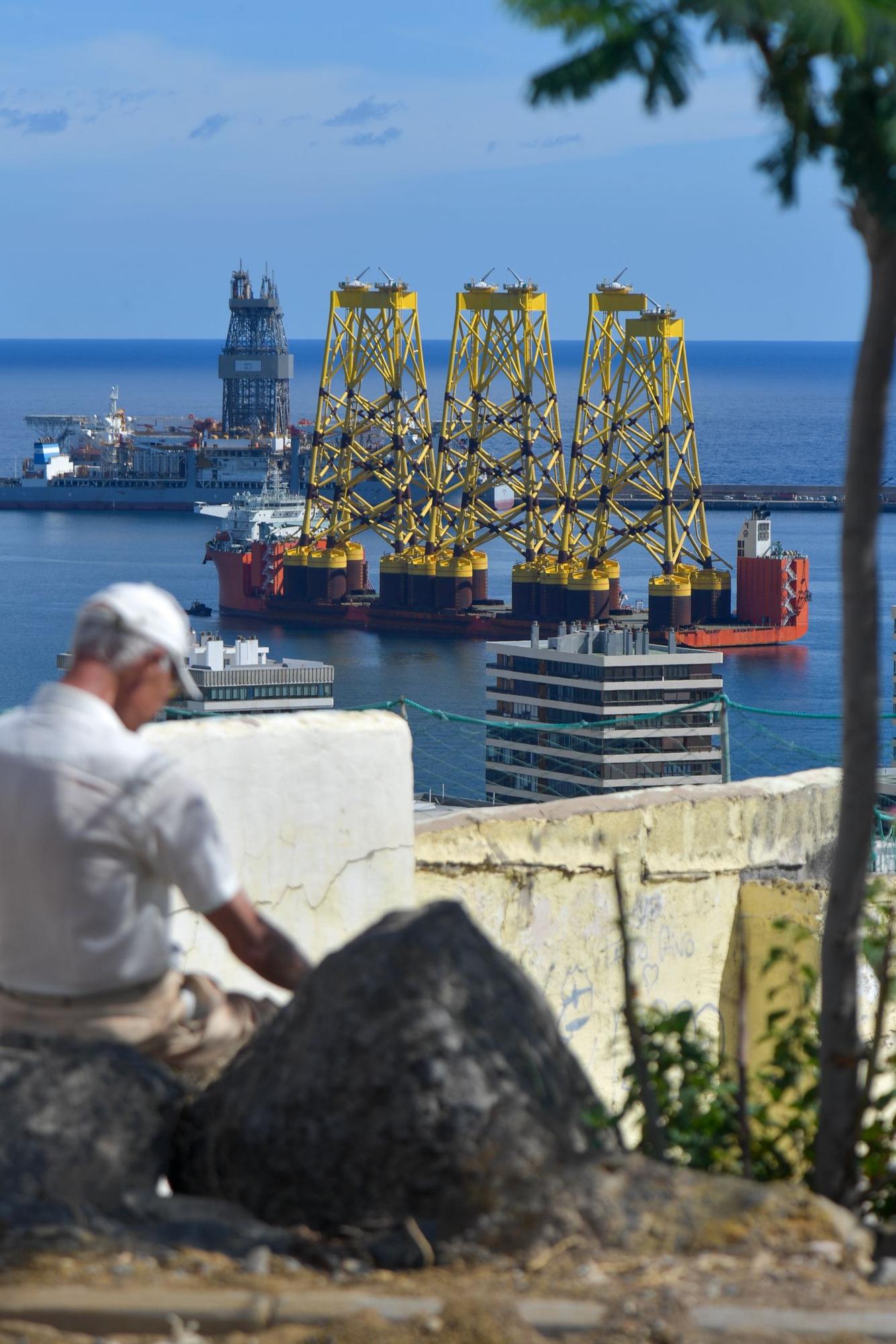 El buque Fan Zhou 10 recala en el Puerto de Las Palmas con estructuras para aerogeneradores