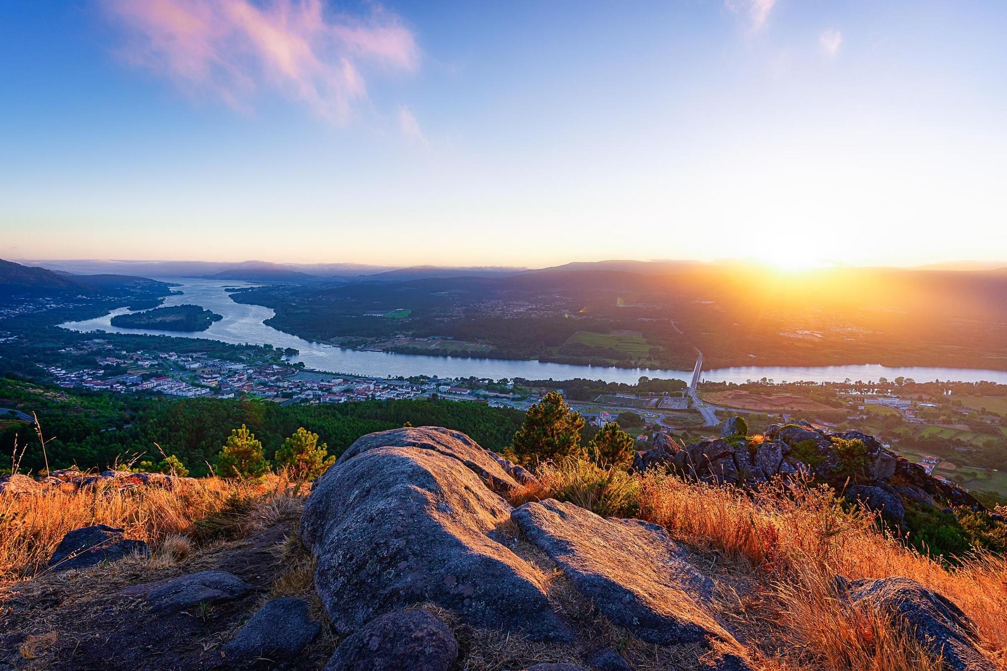 Vista de la desembocadura del río Miño desde Portugal.