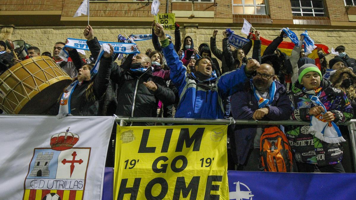 El Campo de La Vega de Utrillas se convirtió en Mestalla en el minuto 19 por un buen rato con pancartas amarillas de ‘Lim Go Home’.