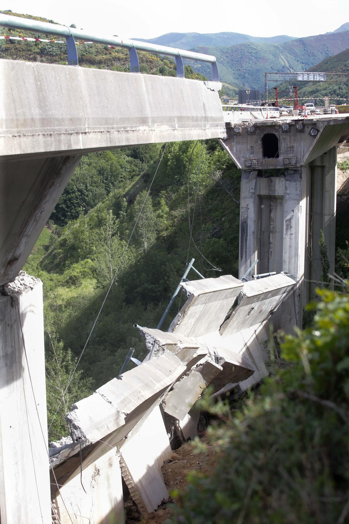 Desprendimiento en el puente de la A-6 entre Pedrafita y León