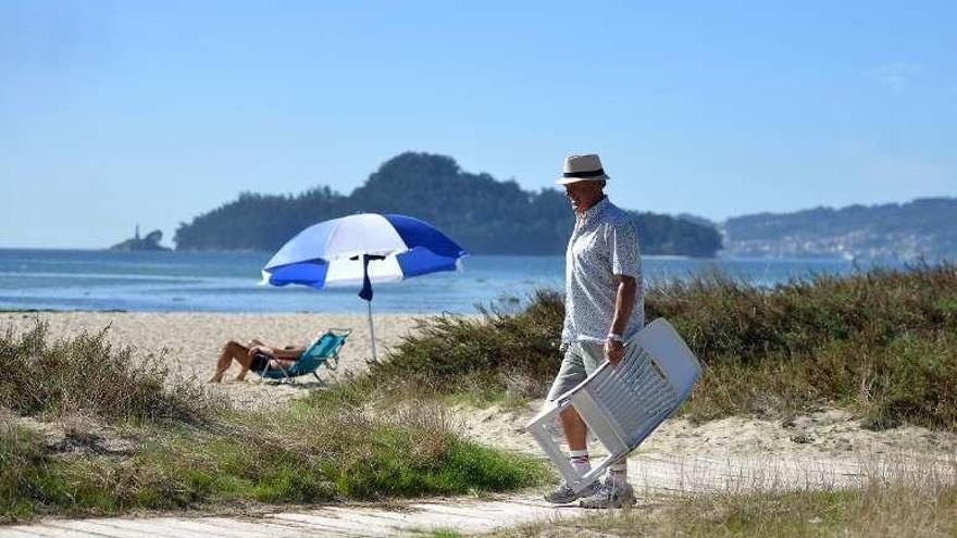 La playa de Lourido recibió ayer algunos usuarios. // G. Santos