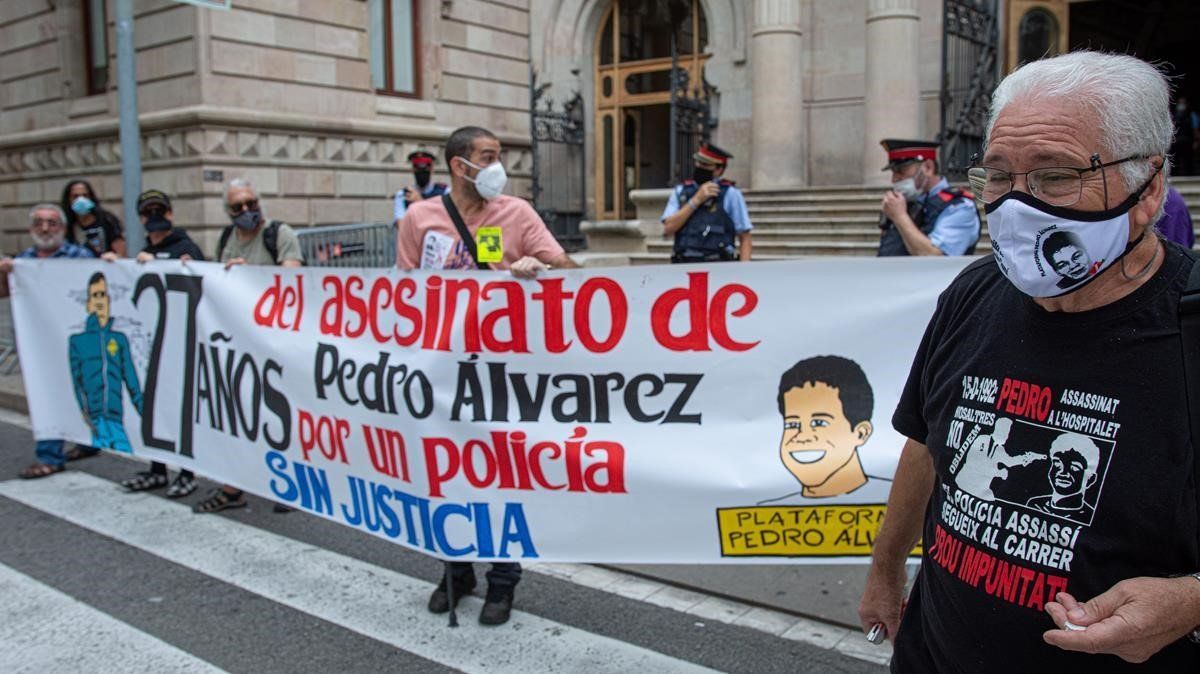 El padre de Pedro Álvarez, en primer plano, delante de una pancarta de apoyo, en la Audiencia de Barcelona en septiembre de 2020.