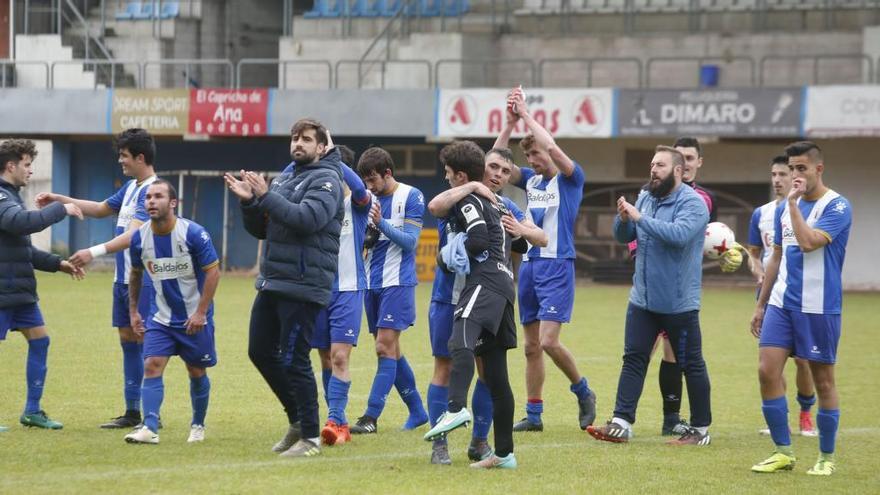 Los jugadores se despiden de la afición en el último partido de la campaña.