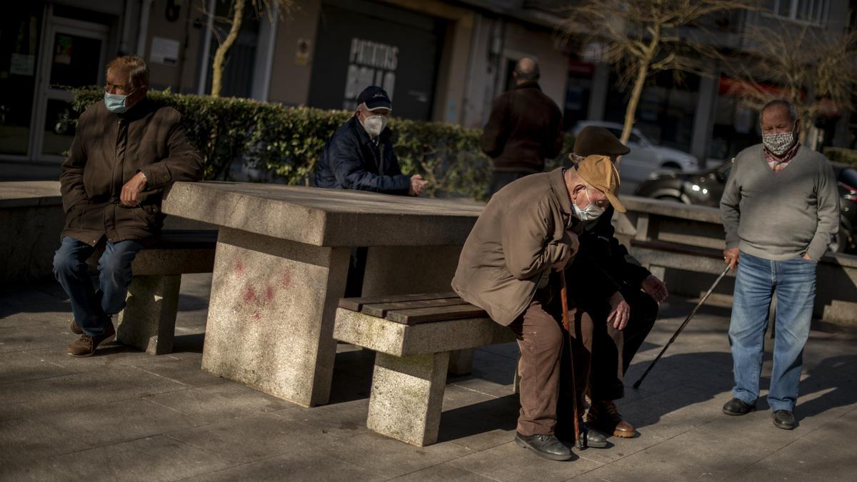 Un grupo de hombres mayores, en la Plaza de la Marina, en Ourense.