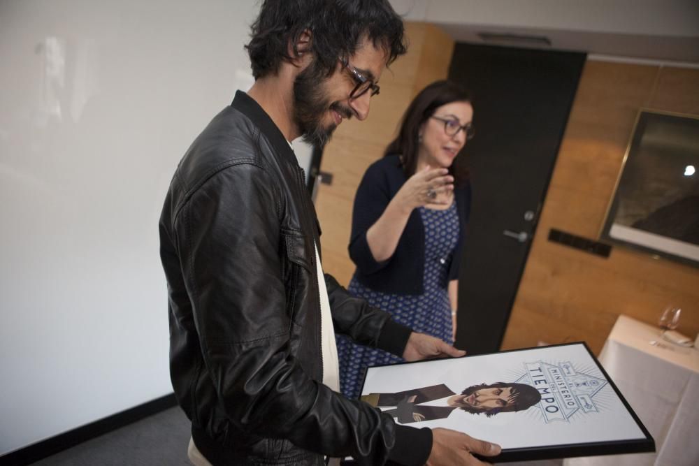 Entrega del premio Asturiano del Mes a Marc Vigil, director de la serie el 'Ministerio del tiempo'