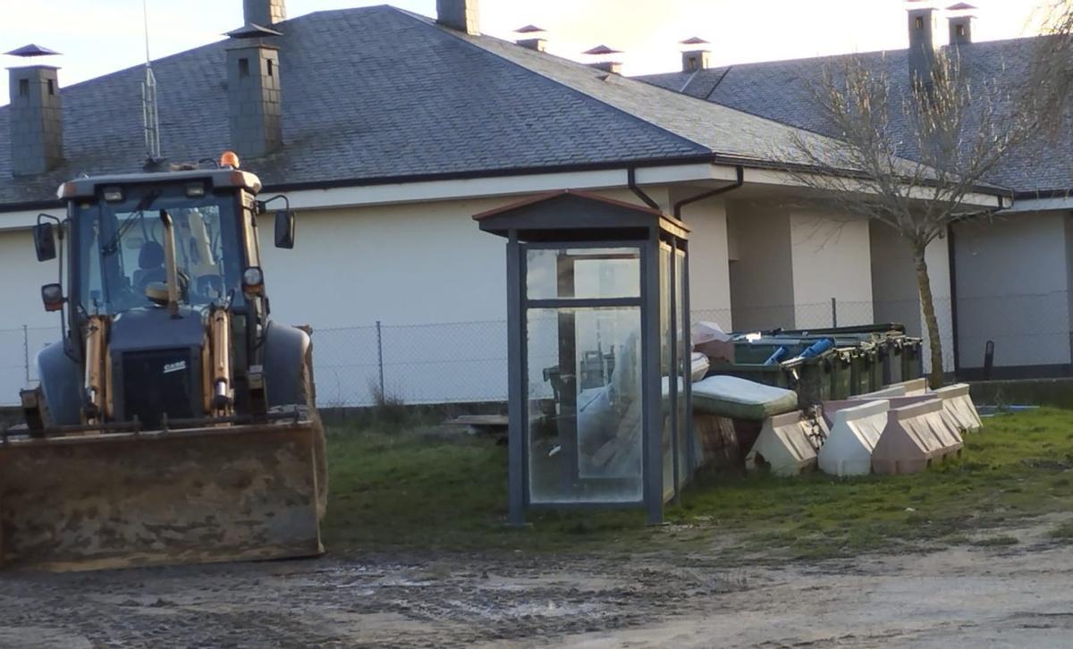 Marquesina que los vecinos piden que se reponga para resguardarse mientras esperan al autobús. | CEDIDA