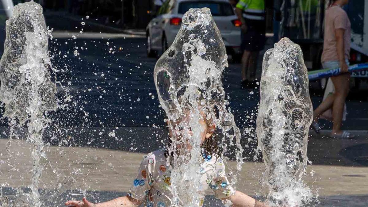 Llega a Action el ventilador que también es una lámpara de pie con mando a distancia