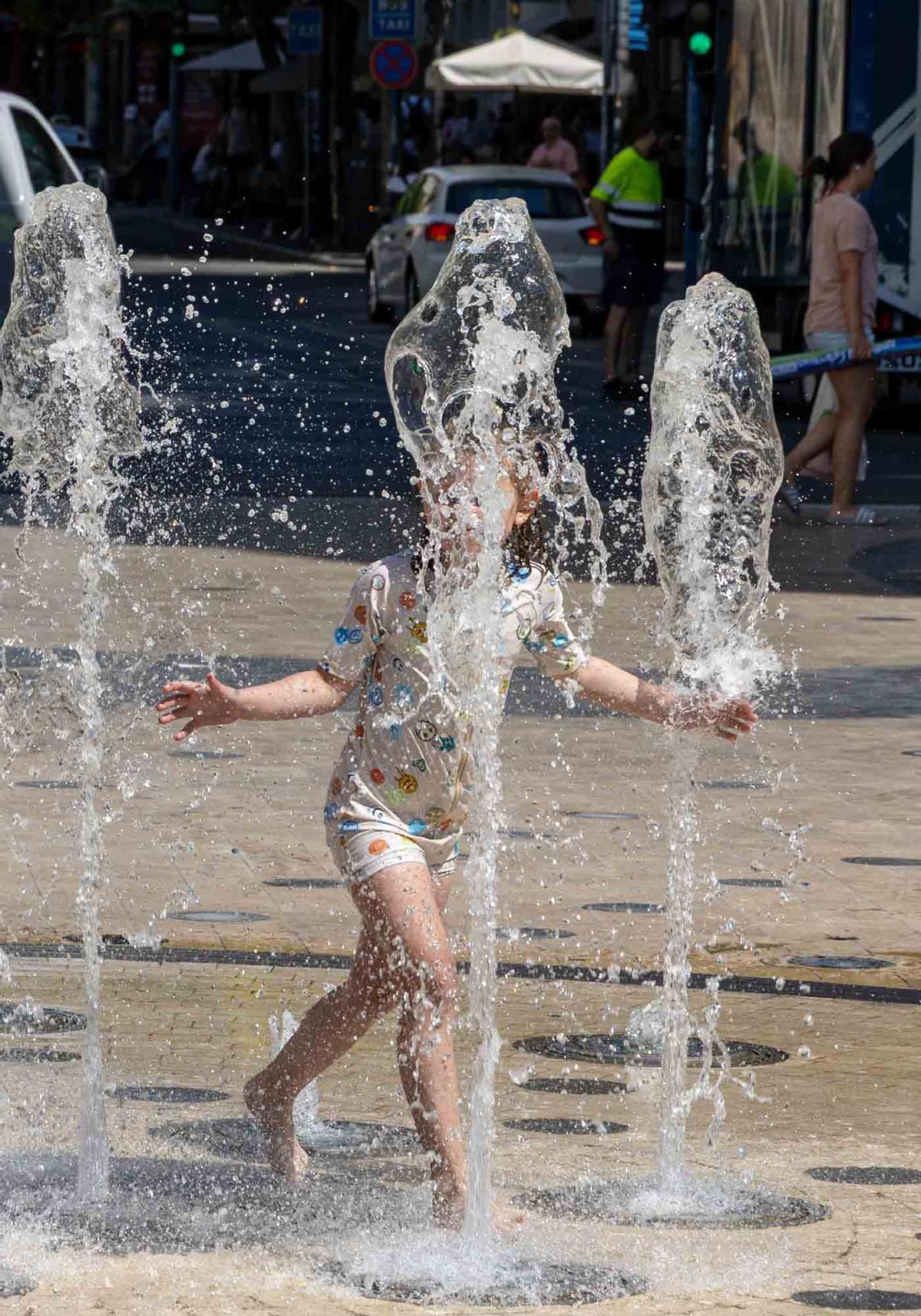 Así se refugia Alicante del calor tras superar los 40 grados en plena ola extrema Así se refugia Alicante del calor tras superar los 40 grados en plena ola extrema