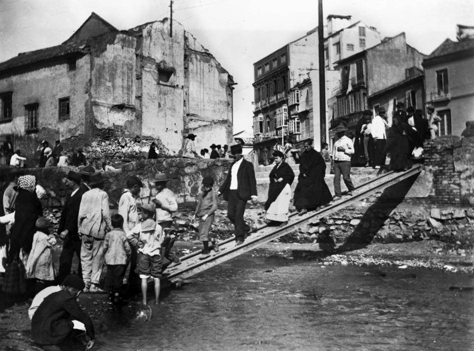 Pasarela junto a uno de los paredones del río Guadalmedina.