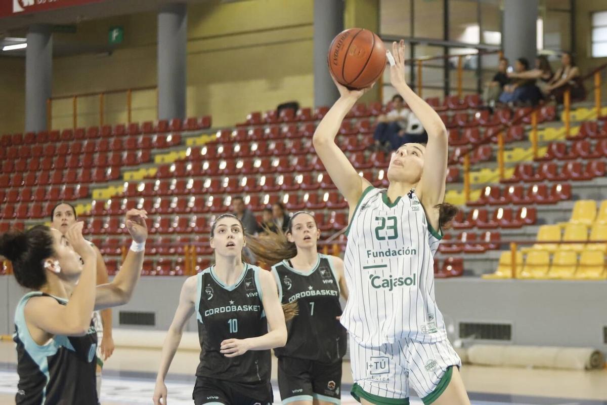 Pilar Castro realiza un lanzamiento en un choque del Coto Córdoba contra el Gestión y Calor Cordobasket.