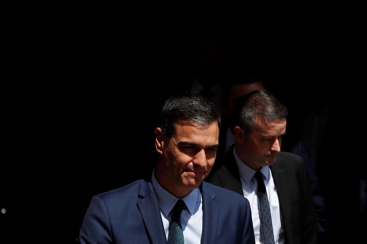 El presidente del Gobierno, Pedro Sánchez, y su hasta ahora director de Gabinete, Iván Redondo, saliendo del Congreso tras la investidura fallida del 25 de julio de 2019. 