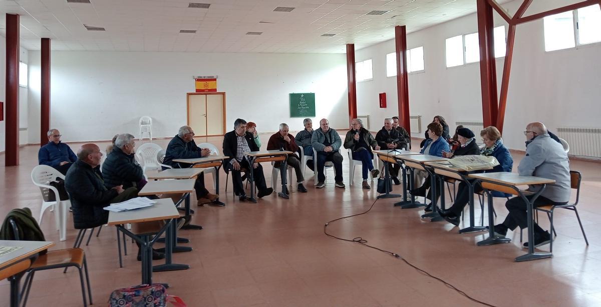 Encuentro en el salón de actos del antiguo Instituto de Muga