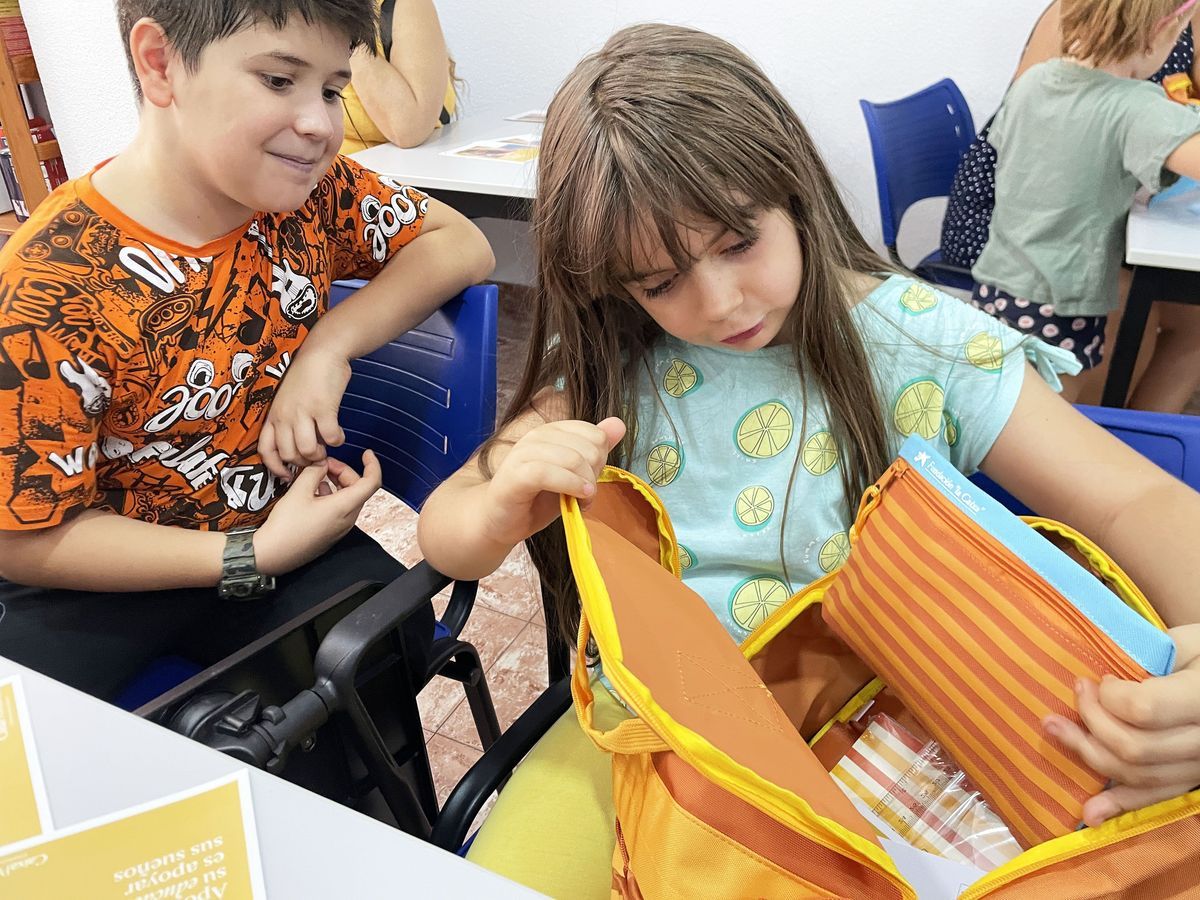 Los niños que atiende CaixaProinfancia recibirán material escolar.