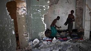 Dos hombres entre las ruinas de un edificio afectado por el fuerte terremoto que sacudió Haití en el 2010.