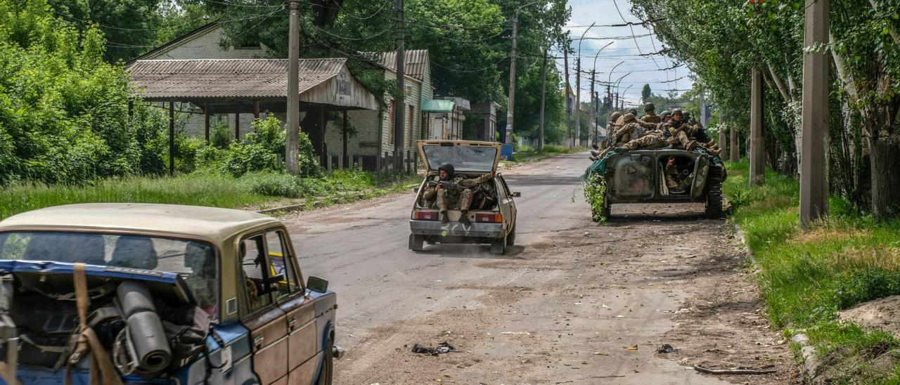 Archivo - Soldados de Ucrania en la ciudad de Lisichansk, situada en los alrededores de Severodonetsk, en Lugansk (este)