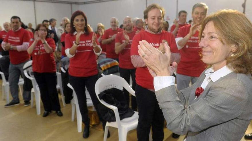 Mar Barcón agradece la ovación recibida de los asistentes al mitin ofrecido en el colegio Curros Enríquez.